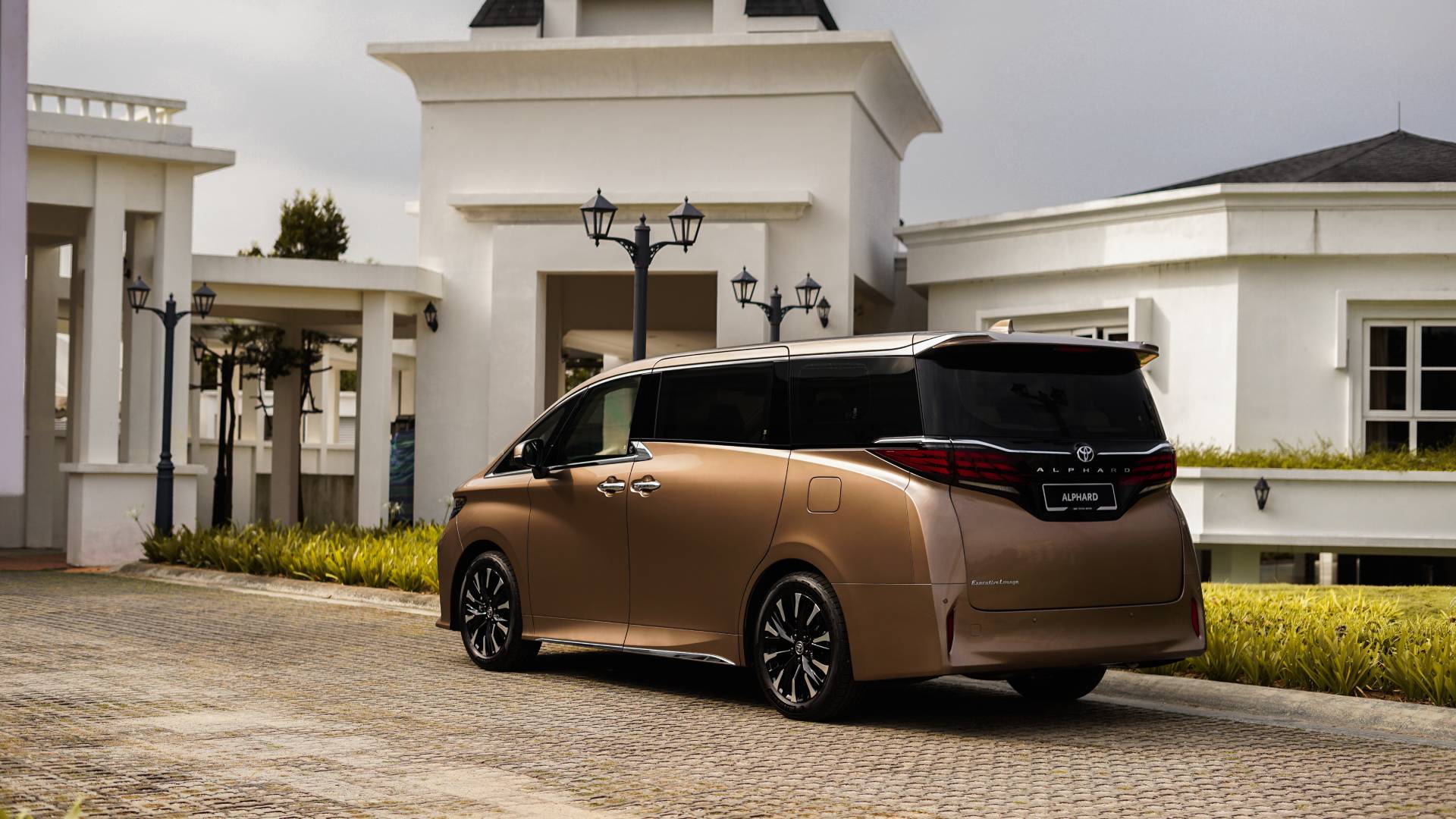 luxury mpv toyota alphard